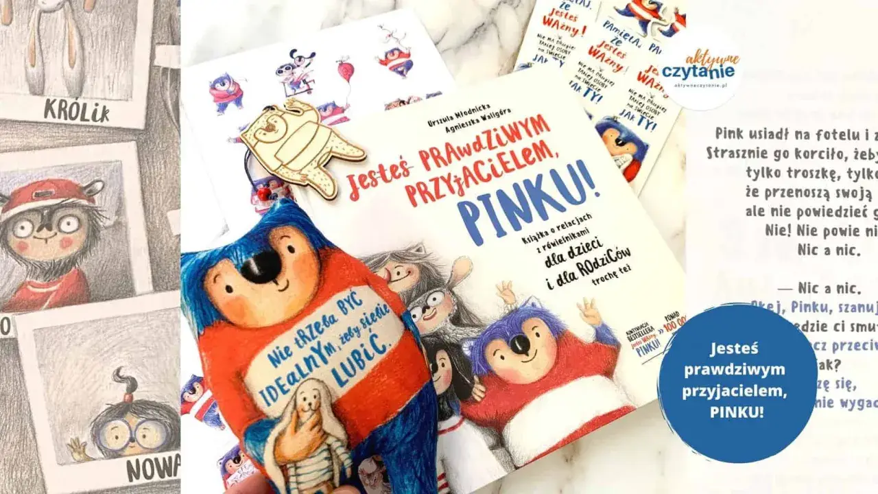 Książki o Pinku: "Jesteś prawdziwym przyjacielem, Pinku!" i ilustracje z postaciami.