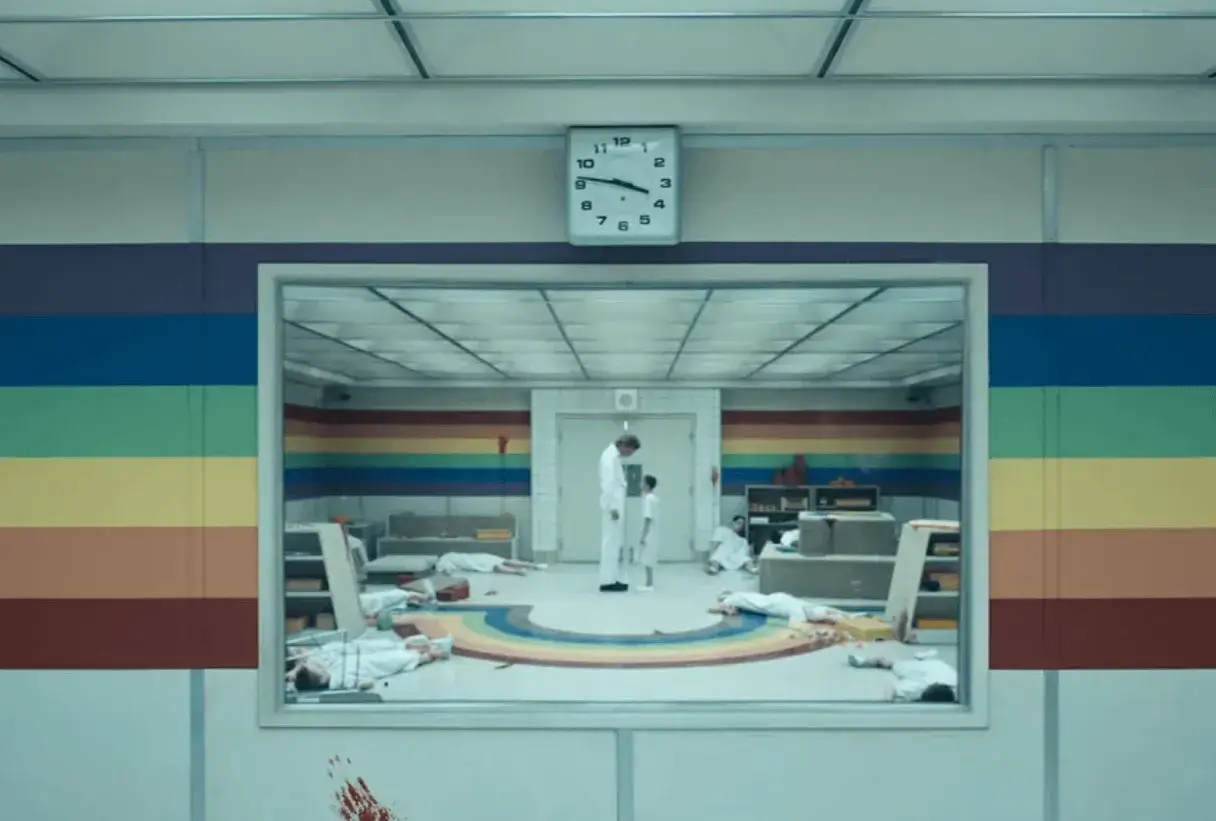 W pokoju z tęczowymi pasami na ścianach, w stylu Stranger Things 002, leżą dzieci w białych ubraniach.