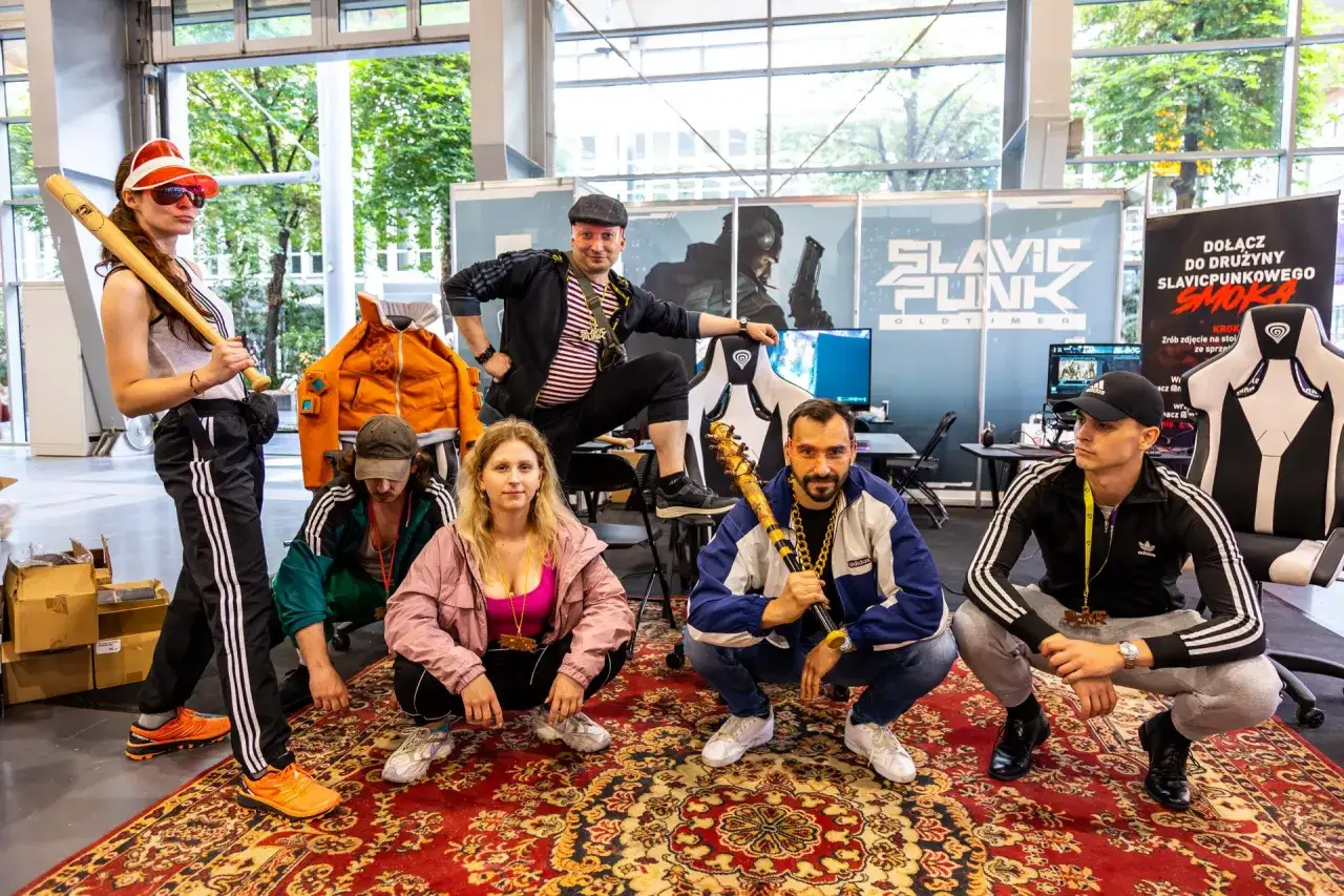 Grupa cosplayerów w strojach w stylu Slavic Punk na Pyrkonie. Co to za wydarzenie? To festiwal fantastyki!