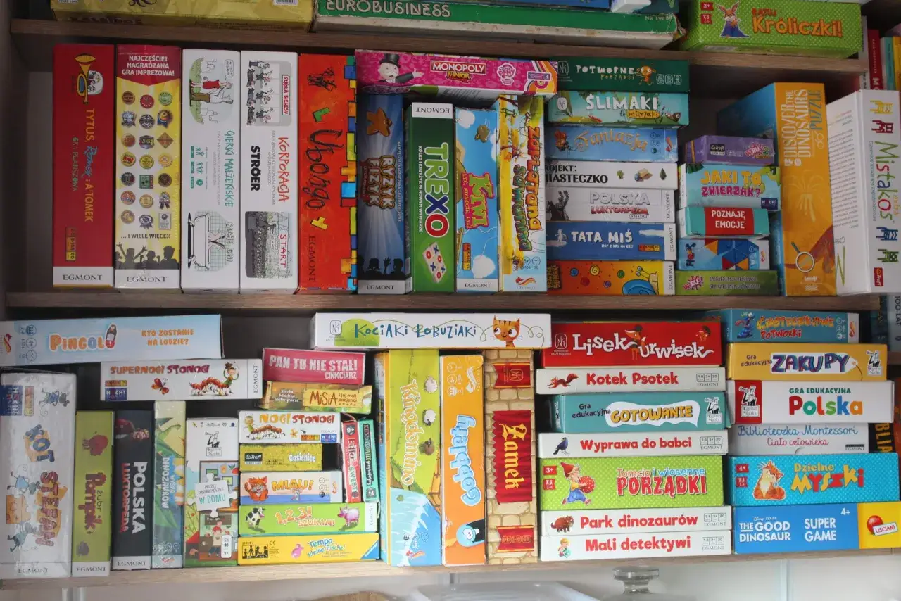 P&oacute;łki pełne gier planszowych, od szybkich gier imprezowych po edukacyjne, dla dzieci i dorosłych.