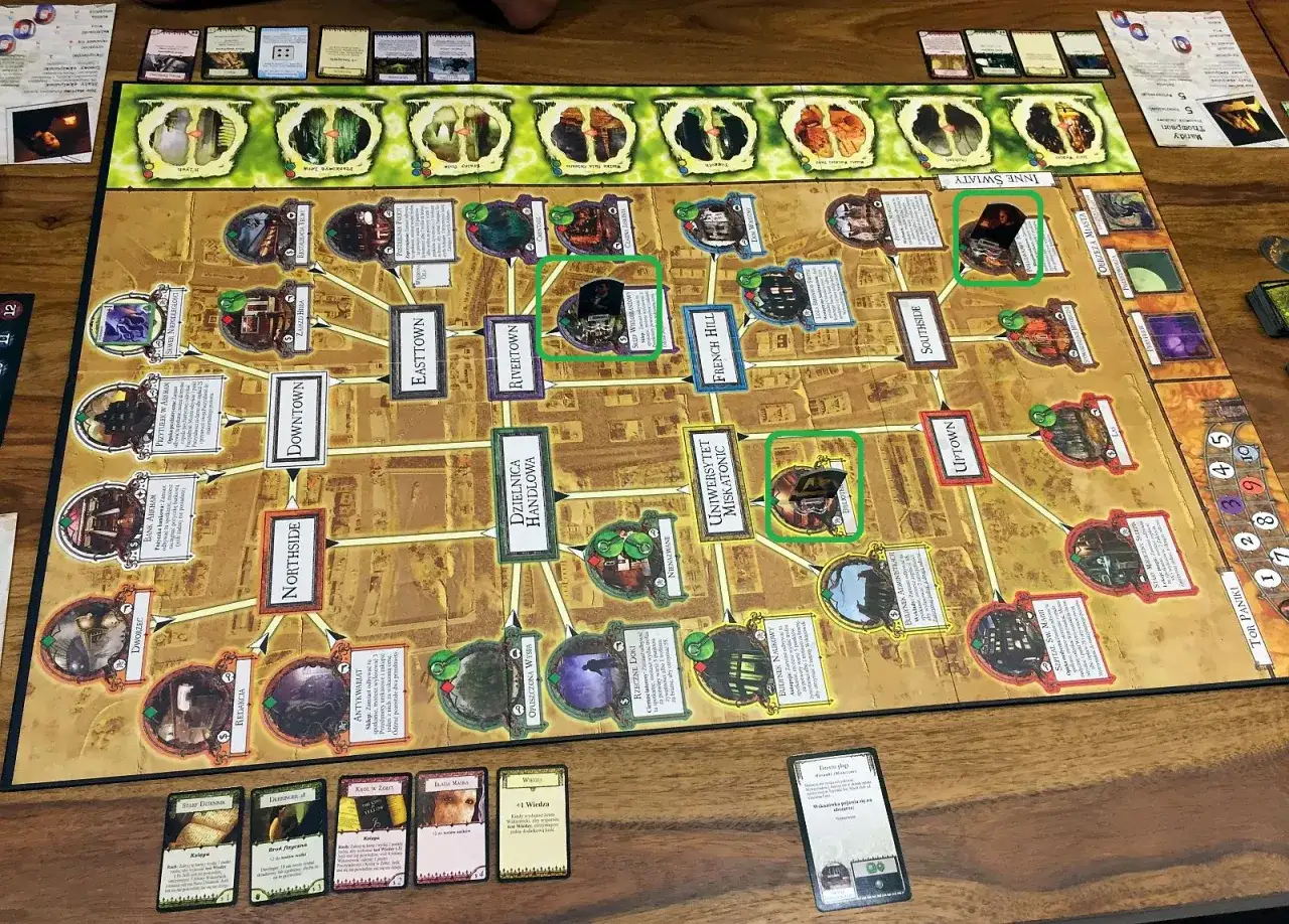 Plansza do gry cthulhu gra planszowa z zaznaczonymi lokacjami i kartami. Gracze badają mroczne sekrety Arkham.