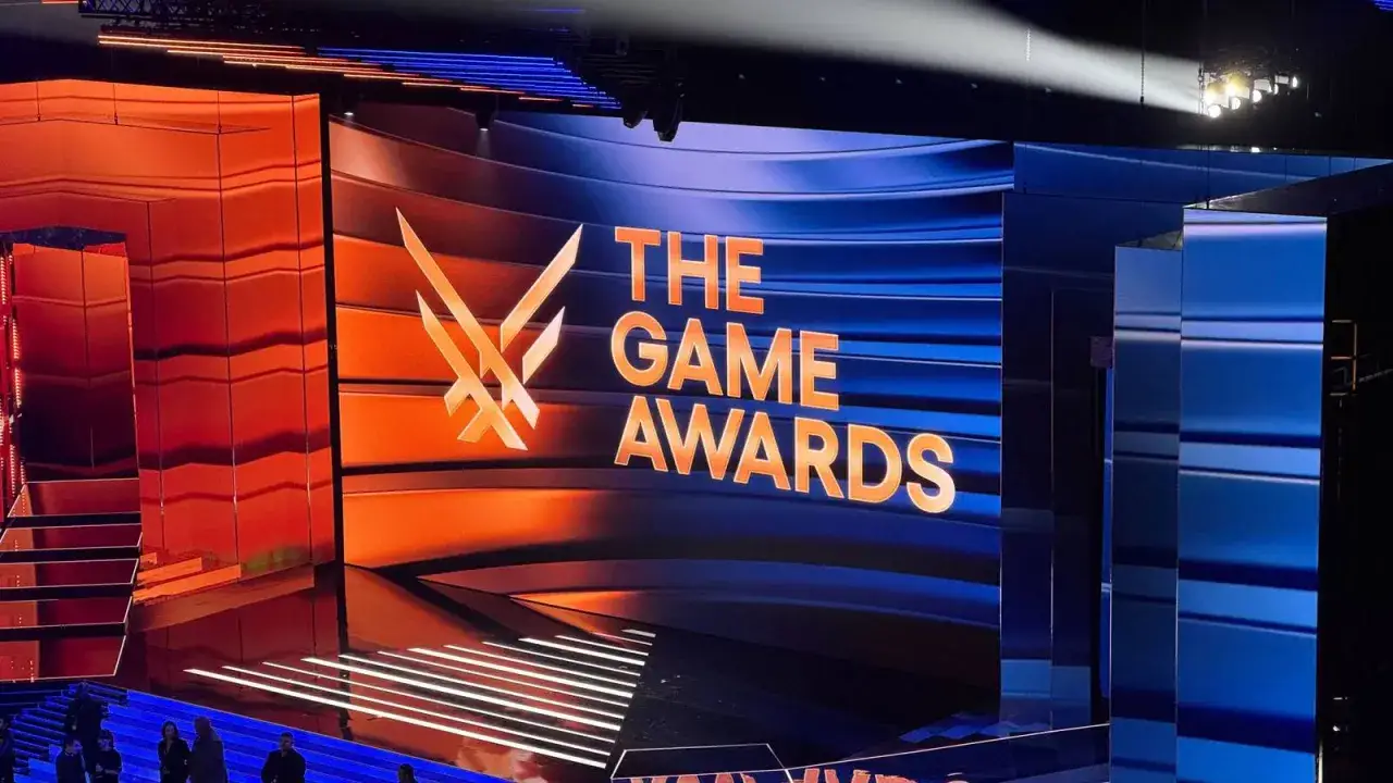 Scena The Game Awards, gdzie ogłoszono grę roku. Pomarańczowe i niebieskie światła tworzą futurystyczną atmosferę.