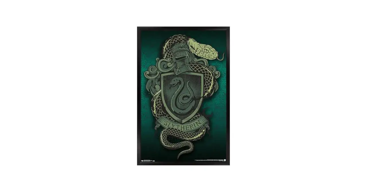 Herb Slytherinu z wężem, symbolizujący spryt i ambicję, to cechy, kt&oacute;re wyr&oacute;żniają ten dom.