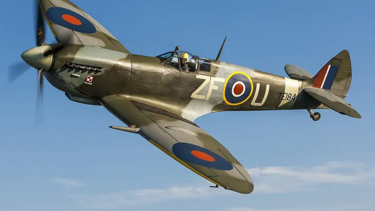 Spitfire z godłem 
