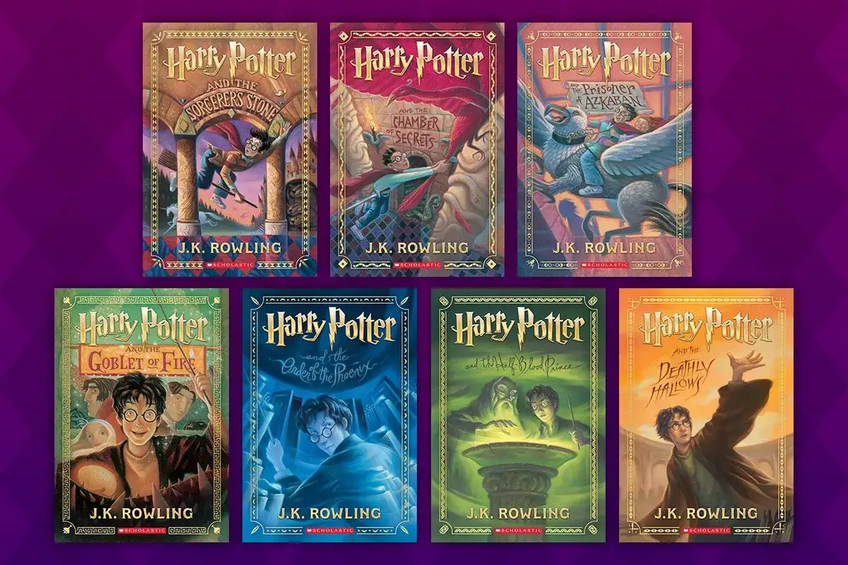 Kolekcja okładek książek z serii Harry Potter. Od Kamienia Filozoficznego po Insygnia Śmierci, każda z tych części opowiada inną historię.