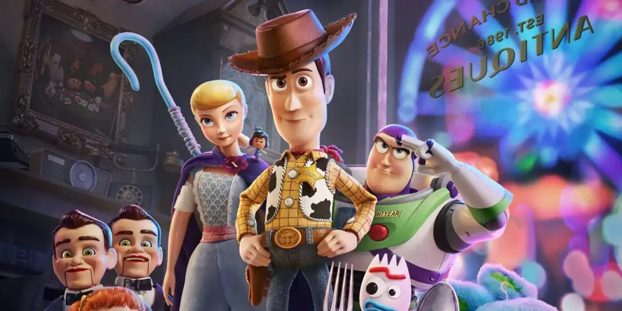 Woody, Buzz, Bo Peep i inni bohaterowie bajki z 4 postaciami w antykwariacie.