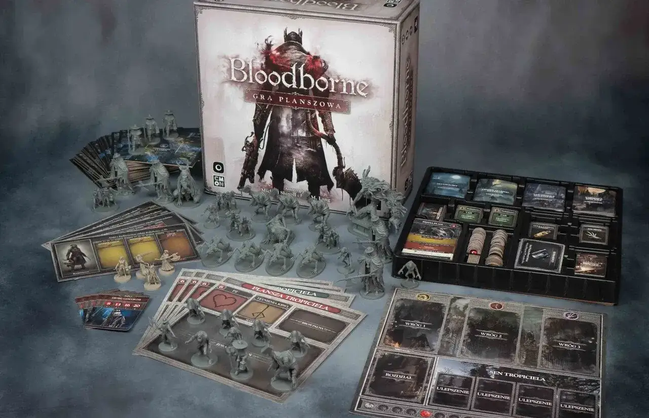 Figurki i karty do gry planszowej Bloodborne, gotowe do grania w lochu.