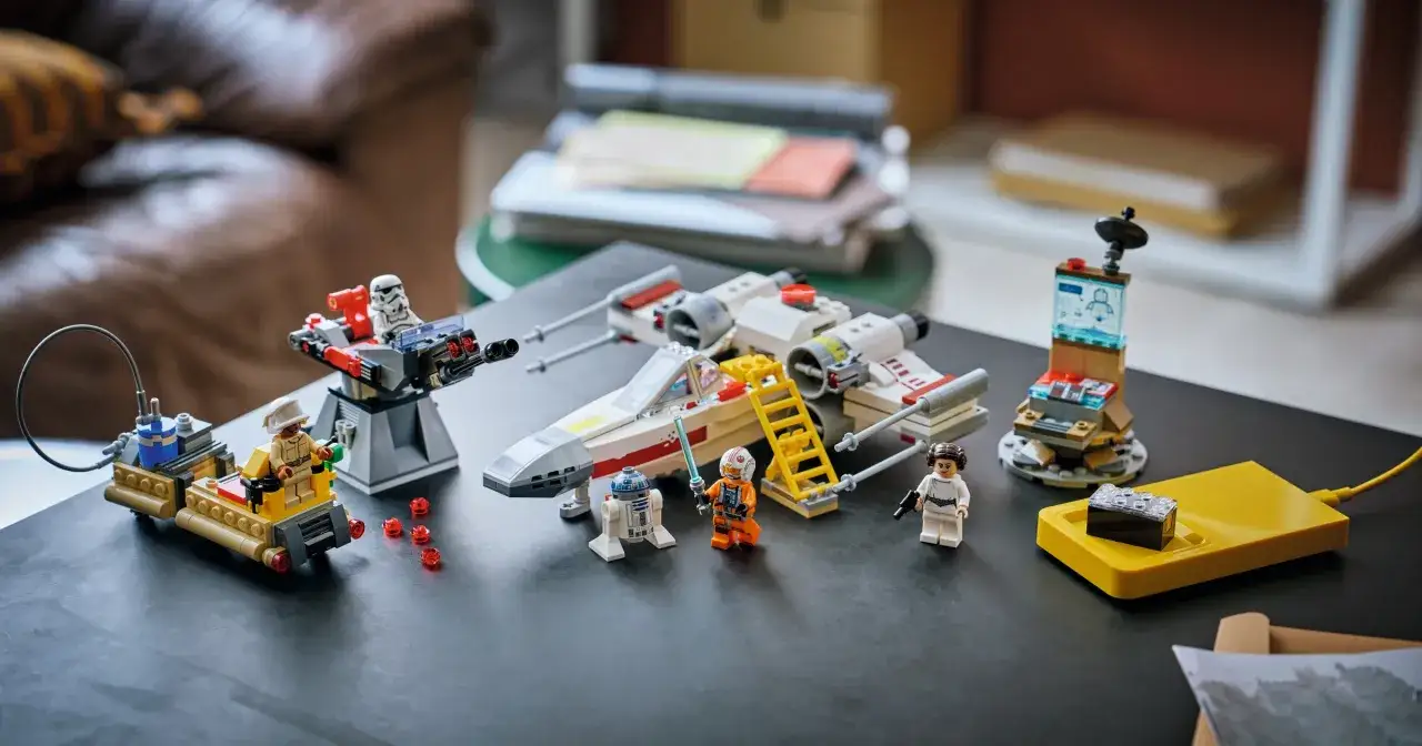 Zestaw LEGO Star Wars z Luke'iem Skywalkerem, R2-D2 i Leią. To inteligentna zabawa, która pobudza wyobraźnię i kreatywność.