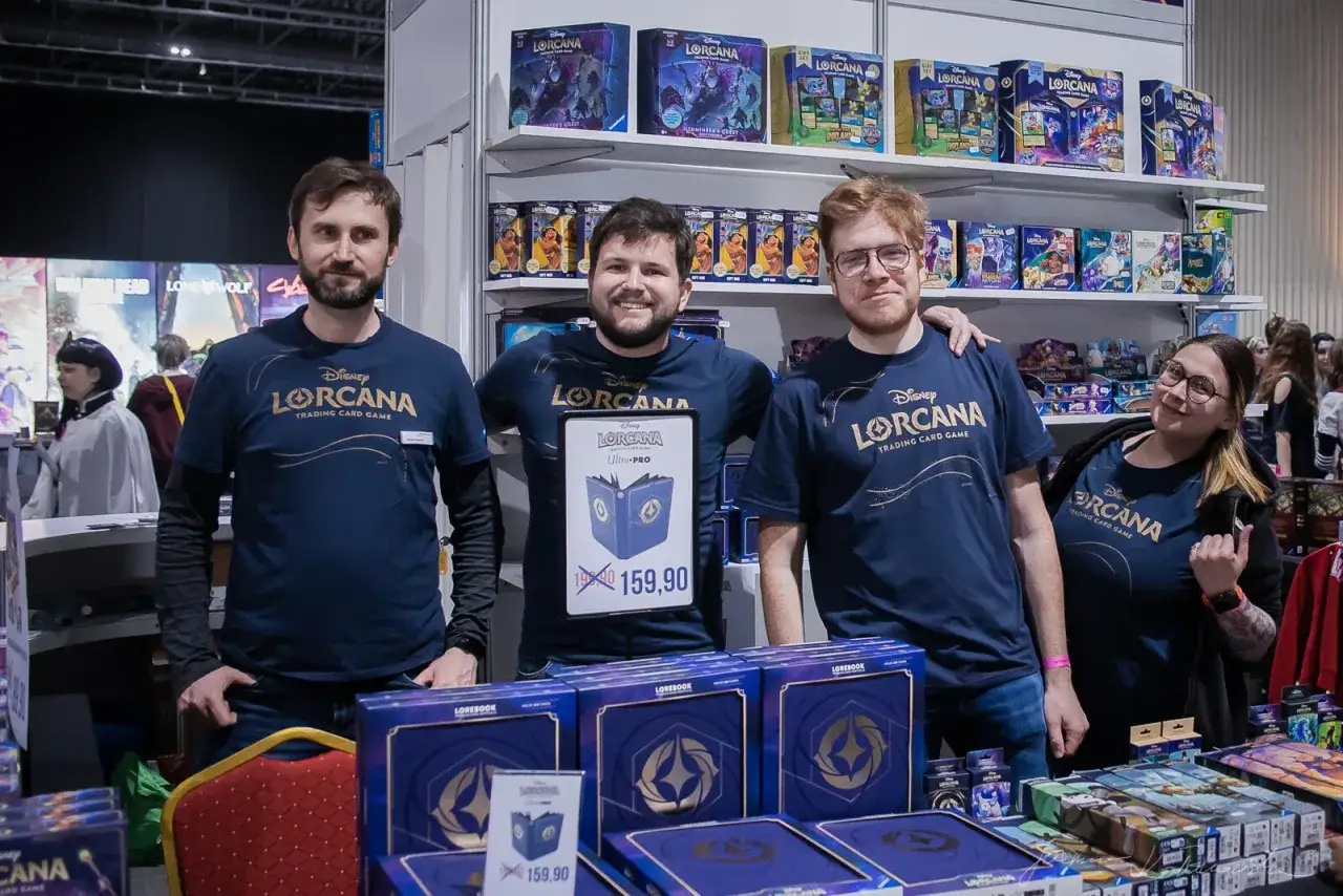 Ekipa na Dniach Fantastyki Warszawa prezentuje gry karciane Disney Lorcana.