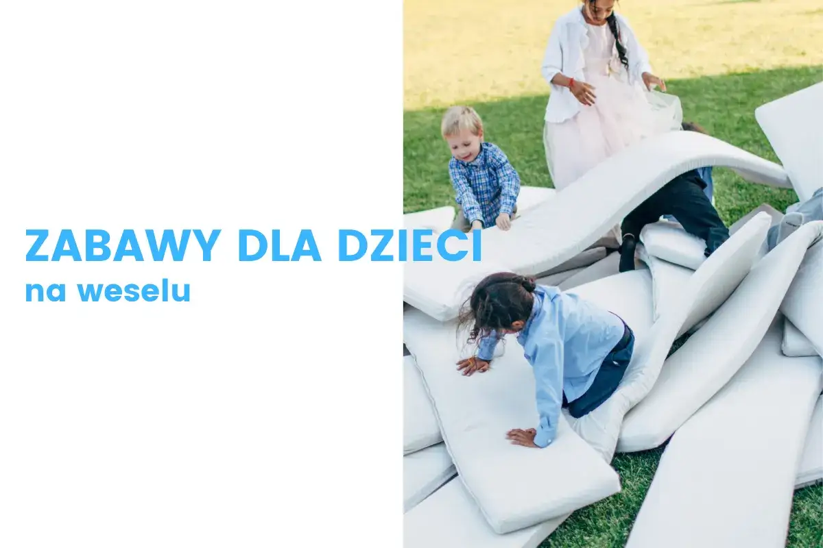 Dzieci bawią się na materacach, tworząc własne przygody. Świetne zabawy dla dzieci na weselu!