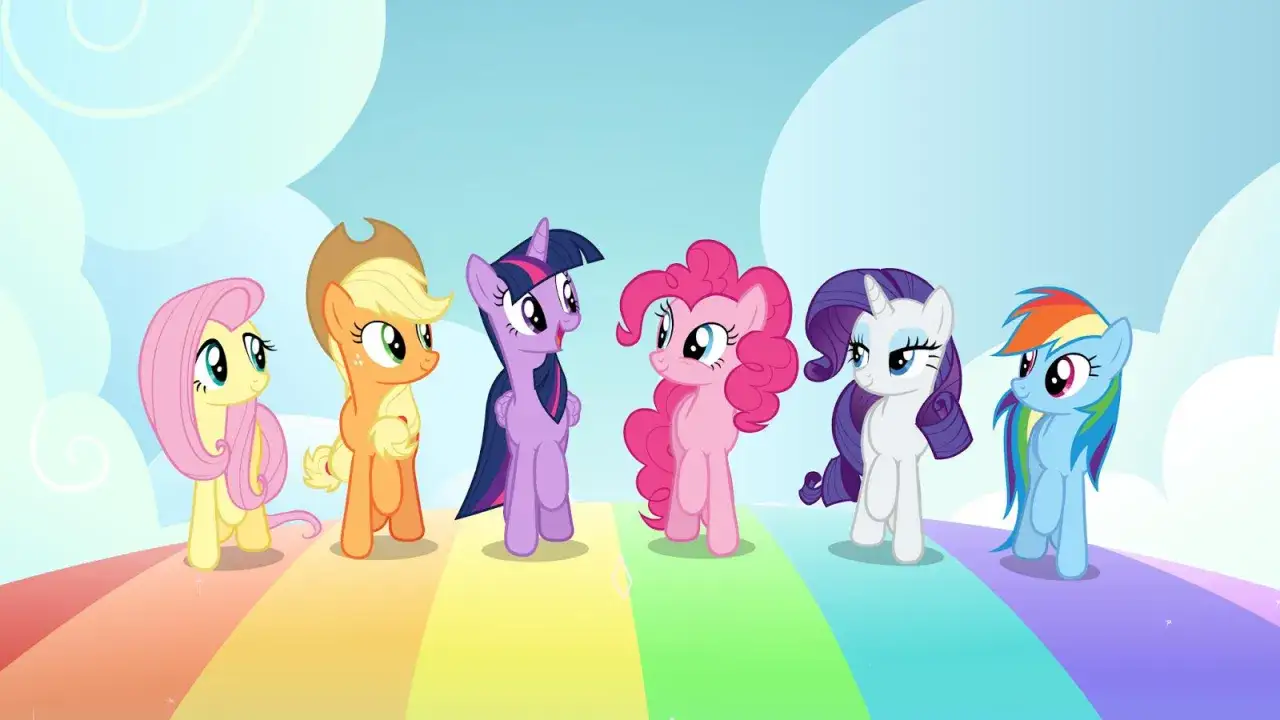 Radosne my little pony postacie: Fluttershy, Applejack, Twilight Sparkle, Pinkie Pie, Rarity i Rainbow Dash stoją na tęczowym moście.