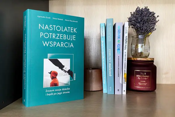 Książki o dzieciach na półce: "Nastolatek potrzebuje wsparcia", "Zdrowy maluszek", "Autyzm i dieta".