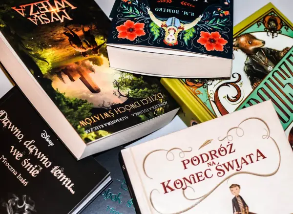 Książka dla 16 latki: "Podróż na koniec świata", "Dzieci dwóch światów", "Mroczna baśń" i inne.