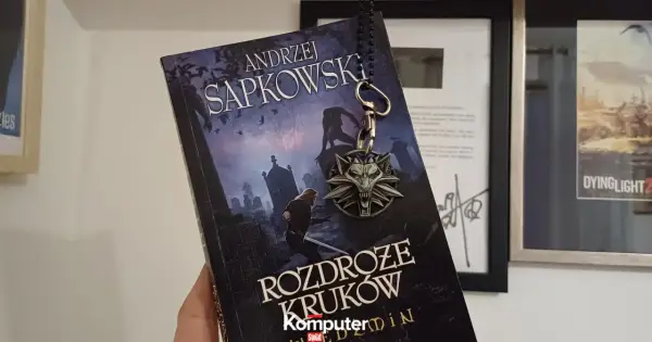 Nowa książka Sapkowskiego "Rozdroże Krwów" z wilczym medalionem.