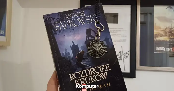 Nowa książka Sapkowskiego "Rozdroże Krwów" z wilczym medalionem.