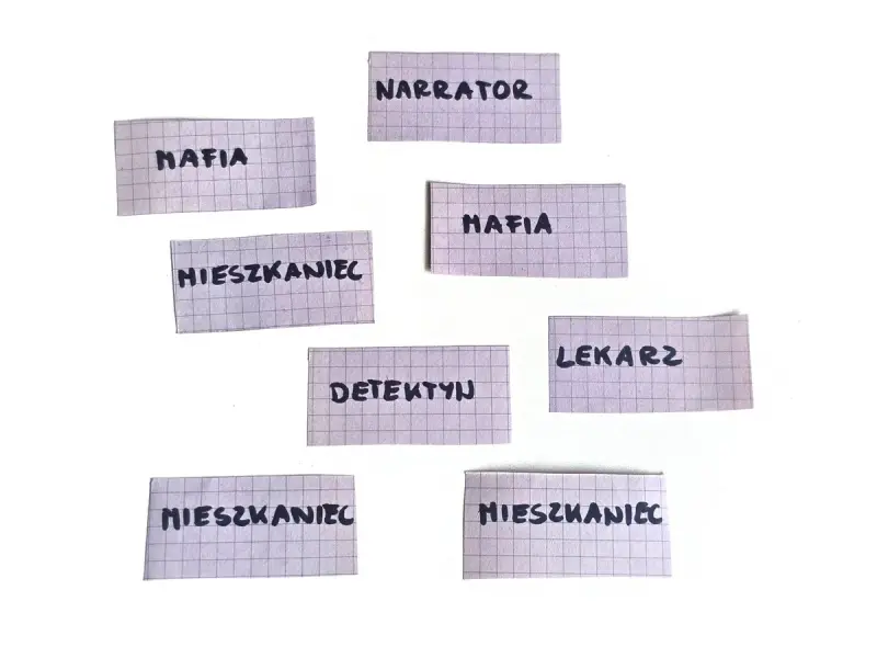 Karty z rolami do gry mafia: Narrator, Mafia, Mieszkaniec, Detektyw, Lekarz. Kto wygra?